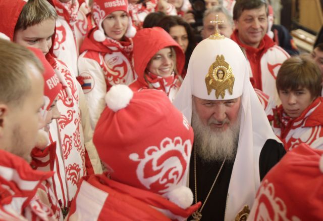 Ruští sportovci se před odletem do Vancouveru zastavili u moskevského patriarchy Kirila I., aby jim požehnal. Zatím to moc nepomáhá. | Foto: Reuters