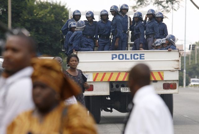 Policejní jednotky pro potírání demonstrací hlídkují v ulicích Harare. | Foto: Reuters