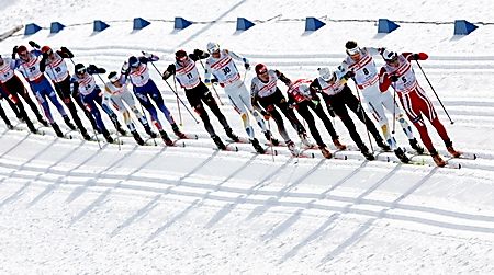 Vláček závodníků při mužském skiatlonu na MS v Sapporu. | Foto: Reuters