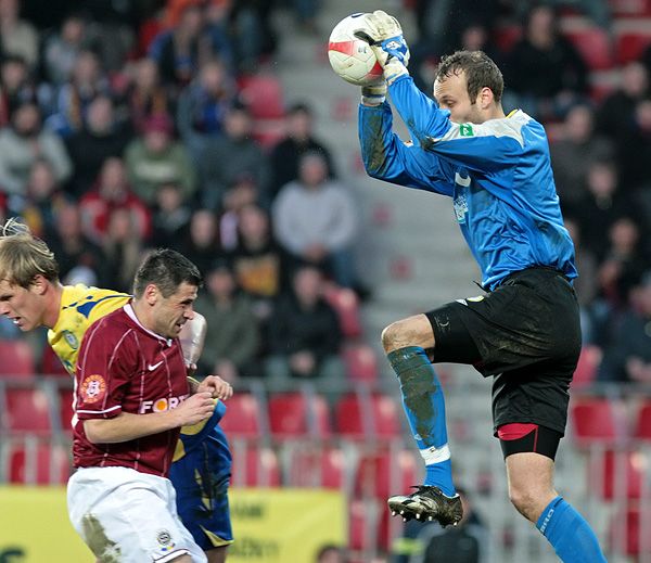 Brankář Martin Slavík (FK Teplice) chytá další gólovou šanci domácích. | Foto: Tomáš Adamec, Aktuálně.cz