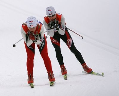 České běžkyně na lyžích Ivana Janečková (vlevo) a Helena Erbenová se ve středečním závodě Tour de Ski na 10 km klasicky v Novém městě do bodované třicítky nevešly. | Foto: Ondřej Besperát