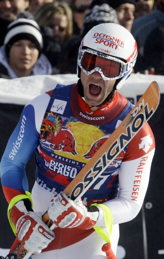 Didier Defago slaví vítězství v legendárním Hahnenkammu. | Foto: Reuters