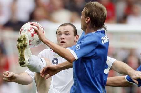 Wayne Rooney v souboji s Dmitrijem Kruglovem v kvalifikačním utkání Anglie s Estonskem. | Foto: Reuters