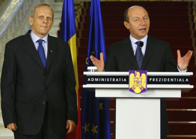 Prezident Basescu (vpravo) a tehdy ještě nastávající premiér Theodor Stolojan na tiskové konferenci | Foto: Reuters