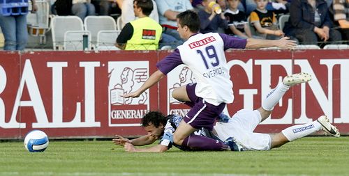 Václav Svěrkoš z Austrie Vídeň (v bílém) bojuje s Klausem Salmutterem ze Sturmu Graz. | Foto: Reuters