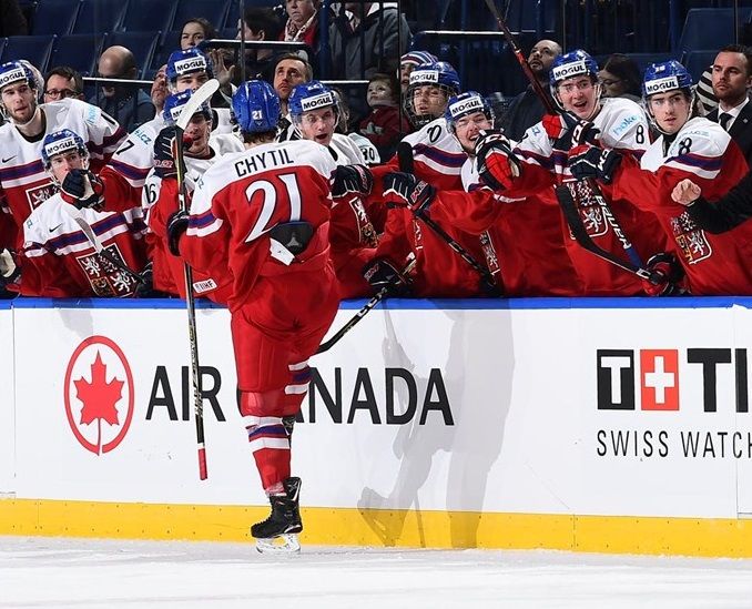 Filip Chytil slaví gól se spoluhráči ze střídačky. | Foto: IIHF