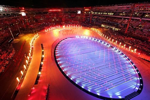 Osvětlený turínský stadion při zahajovacím ceremoniálu. | Foto: Reuters