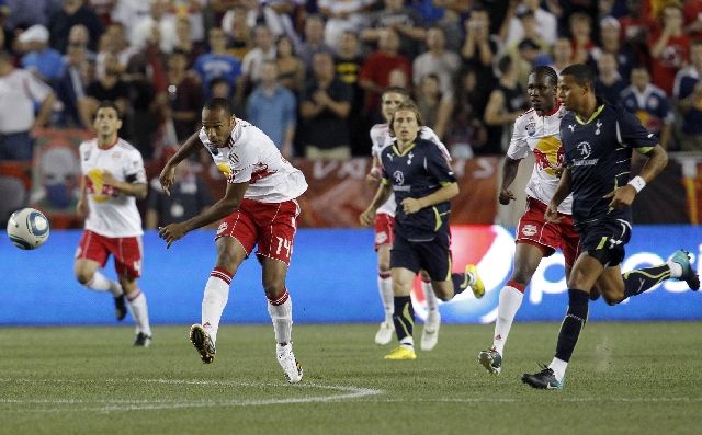 Thierry Henry pálí na branku Tottenhamu. | Foto: Reuters