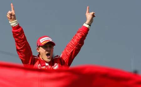 Michael Schumacher slaví vítězství v San Marinu. | Foto: Reuters