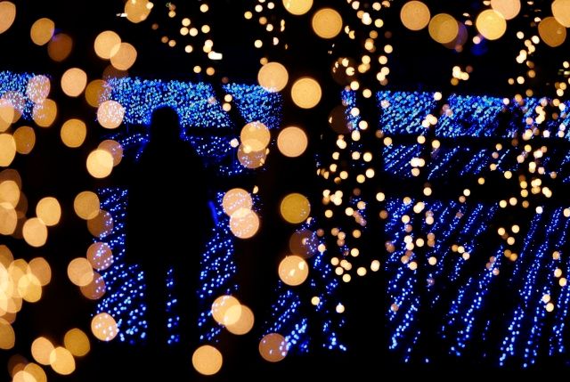 Tokio má vánoční výzdobu symbolicky hypermoderní. | Foto: Reuters