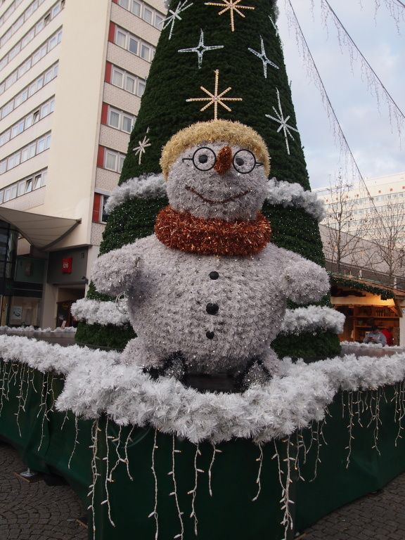 Vánoční sněhulák na menších trzích na Prager Strasse. | Foto: Andrea Nohlová, Radek Nohl