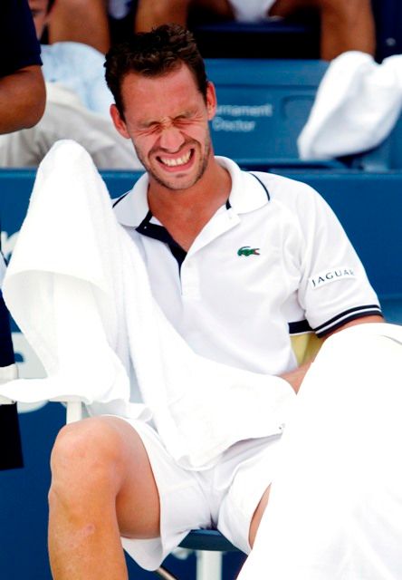 Francouz Michael Llodra loni na US Open šokoval Tomáše Berdycha. Kvůli tomuto zápasu ale nejspíš vyšetřován není. | Foto: Reuters