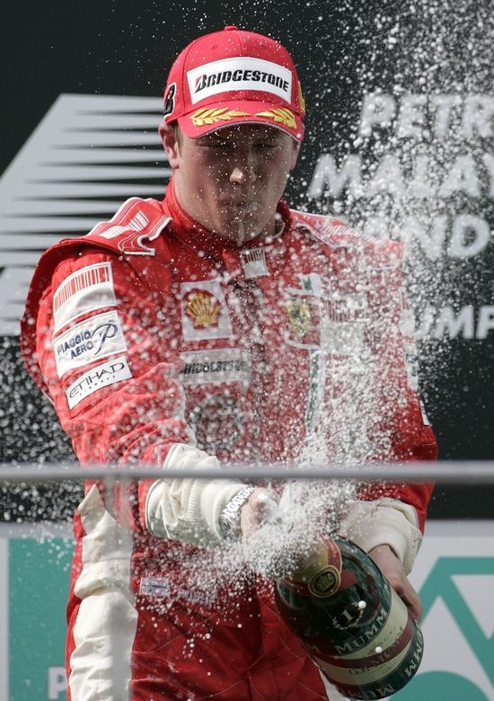 Kimi Räikkönen oslavuje šampaňský triumf v Malajsii. | Foto: Reuters