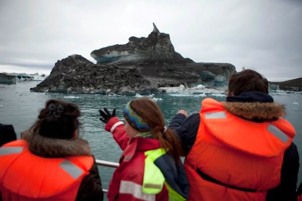 Výlet lodí zčernalou ledovcovou lagunou. | Foto: Reuters