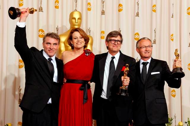 Kategorii "Art direction" uhájili pro Avatara Rick Carter (vlevo), Robert Stromberg a Kim Sinclair (vpravo). | Foto: Reuters