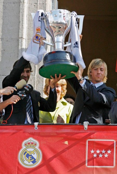 Raul a Guti s pohárem pro vítěze španělské ligy. | Foto: Reuters