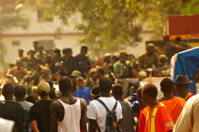 Obyvatelé Conakry sledují vojáky v obrněných vozech. 23. prosince 2008 | Foto: Reuters