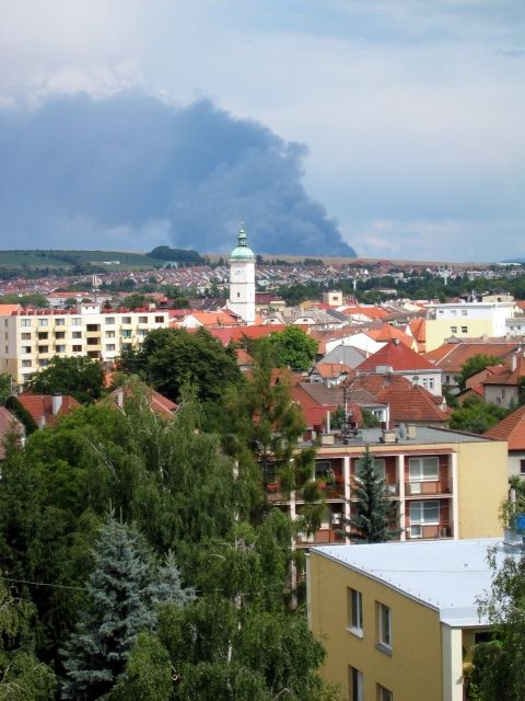 Ze spáleniště stoupal desítky metrů vysoký sloup kouře. | Foto: Fridrich