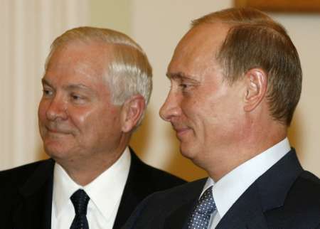 Americký ministr obrany Robert Gates s ruským prezidentem Vladimirem Putinem v Moskvě | Foto: Reuters