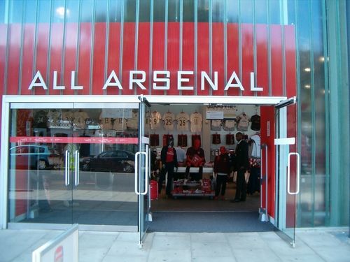 Jeden ze dvou fan shopů uvnitř Emirates Stadium. V těsném sousedství je muzeum. Unitř fan shopu se smí fotografovat jen se speciálním povolením. | Foto: Aktuálně.cz