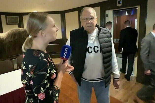 Bílý svetr s nápisem CCCP, v němž byl při příletu na jednání na Aljašce v srpnu 2025 zachycen ruský ministr zahraničí Sergej Lavrov, se stal virálním hitem. | Foto: X / @franakviacorka