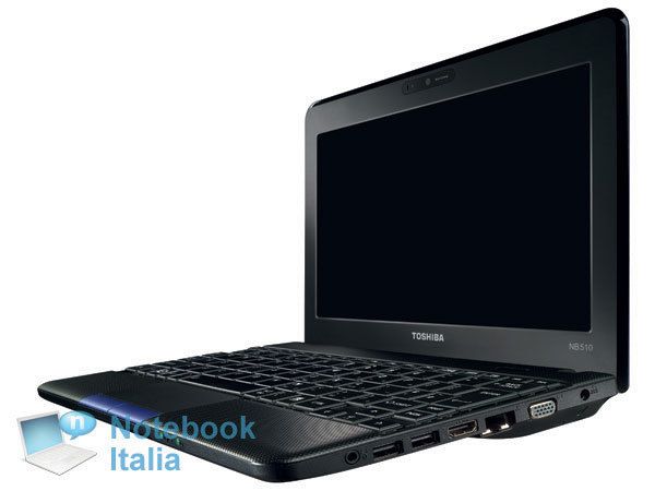 Toshiba NB510 - desetipalcový netbook První obrázky nového netbooku japonské společnosti Toshiba přinesl italský server notebookitalia.it. Technické specifikace jsou následující. Displej o uhlopříčce 10 palců s rozlišením 1024 x 600 obrazových bodů. Procesor Atom N2600 nebo N2800. Velikost operační paměti je 1 GB. Velikost pevného disku 320 GB. Cena by měla začínat na 400 amerických dolarech. Oficiálně by měl být netbook představen na CES 2012. | Foto: NOTEBOOKITALIA.IT