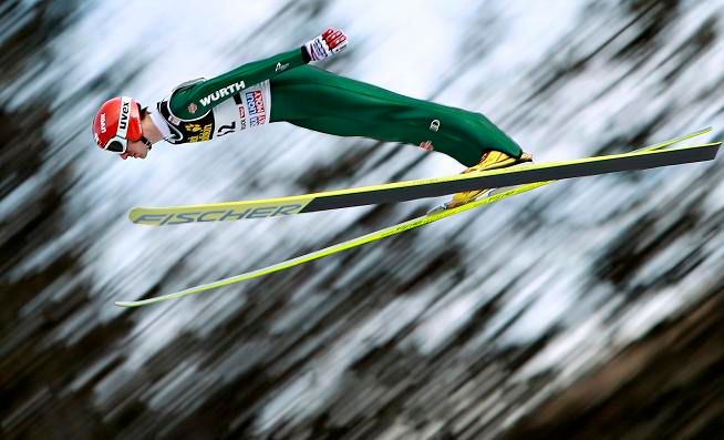 Turné čtyř můstků, skokané létají ve velké rychlosti | Foto: Reuters