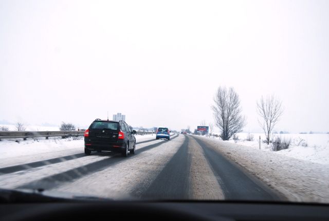 Při přejíždění vyjetých kolejí držet volant pevně, jet plynule a necukat s řízením | Foto: Radek Pecák