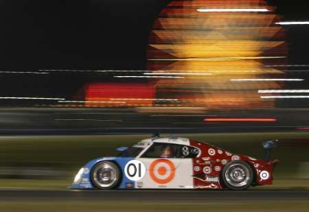 Juan Pablo Montoya za volantem vozu Lexus Riley v noční fázi závodu 24 hodin v Daytoně. | Foto: Reuters