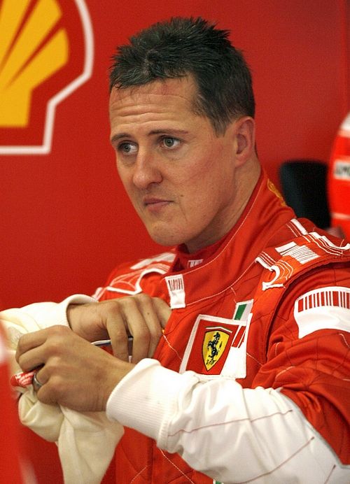 Sedminásobný mistr světa Michael Schumacher se připravuje v Barceloně na test monopostu Ferrari. Do kokpitu formule jedna se vrítil po roce, na konci minulé sezony ohlásil konec závodní kariéry. | Foto: Reuters