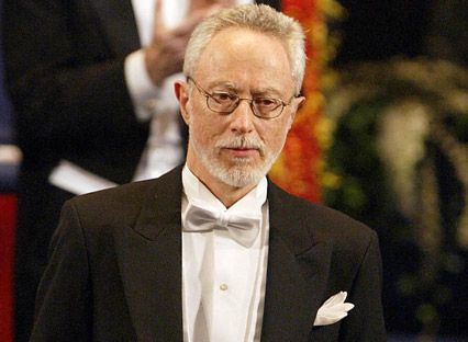 2003: John Maxwell Coetzee. Když nic jiného, tak rozhodně Čekání na barbary, nejslavnější dílo jihoafrického spisovatele, který se po emigraci stal v roce 2006 australským občanem. Kritický pohled na politiku apartheidu mu zůstává napříč mnoha publikacemi. Existenciálnímu směru se nevyhnul ani ve své poslední knize Deník špatného roku (2007), který podobně jako mnoho jeho dalších knih vydalo v češtině nakladatelství Metafora. | Foto: Aktuálně.cz