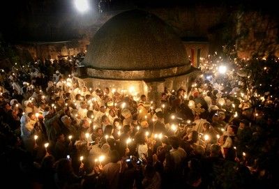 Etse účasní ceremonie Svatého ohně v etiopské části Chrámu Božího hrobu v jeruzalémském starém městě. | Foto: Reuters