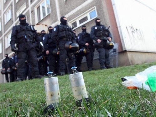 Už před začátkem pochodu policisté našli na pěti místech ve měste důmyslně schované zápalné láhve a výbušky připravené k odpálení. | Foto: Petr Sznapka