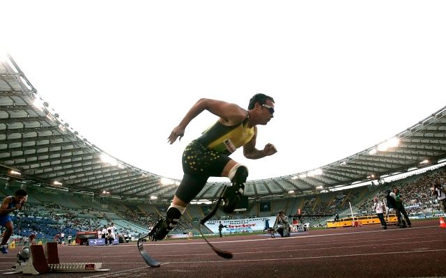 14. 1. - Beznohý běžec nesmí na olympiádu. Je nedovoleně rychlý - Jihoafrický běžec, který má místo obou nohou protézy z uhlíkových vláken, nesmí závodit na olympiádě v Pekingu mezi ostatními běžci. Mezinárodní atletická asociace IAAF totiž rozhodla, že Oscar Pistorius má díky protézám výhodu, která jej zvýhodňuje před ostatními sportovci.  Další podrobnosti si přečtěte ve článku zde | Foto: Reuters