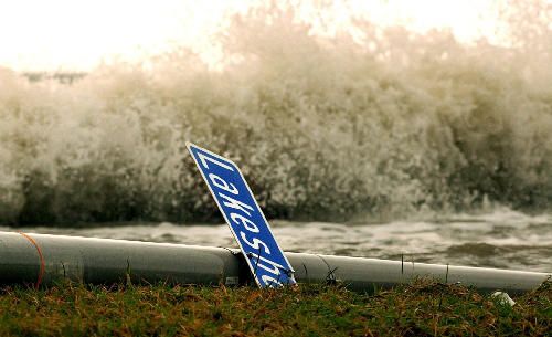 Vlny narážejí na hráz jezera Pontchartrain v New Orleansu | Foto: Aktuálně.cz