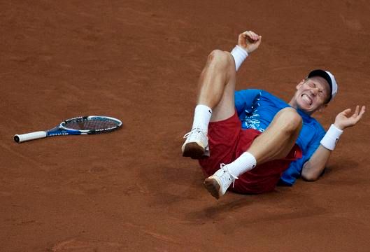 Pád Tomáše Berdycha z jiného záběru | Foto: Reuters