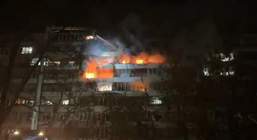 Hrůzyplná noc na Ukrajině. Lidé prchali před ohněm na lanech z prostěradel