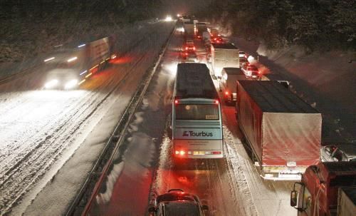 Pohled na stojící kolonu na 111. kilometru dálnice D1 ve směru na Prahu. Dálnice byla v noci na 18. prosince uzavřena kvůli hustému sněžení. Dálnice byla uzavřena v obou směrech mezi 64 a 119 kilometrem až do jedné hodiny v noci. | Foto: ČTK