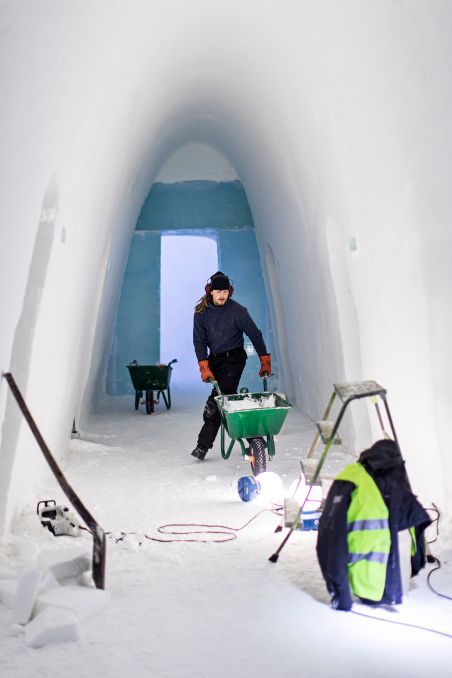 Z ledové masy se postupně vyloupne také galerie pro umělecké artefakty, koktejlový bar či dokonce již zmiňovaný kostel. | Foto: Paulina Holmgren / ICEHOTEL