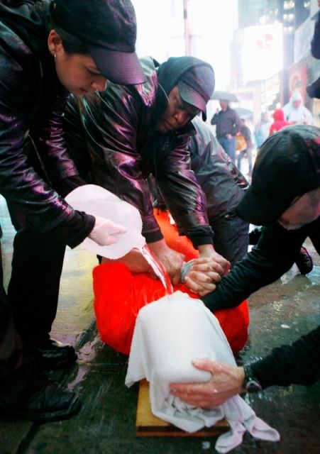 Demonstranti předvádějí vyslýchací techniku waterboarding alias simulované topení. | Foto: Reuters