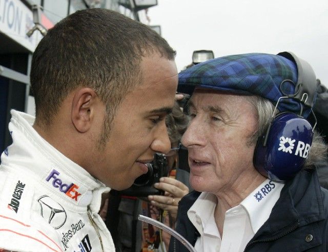 Britská závodní legenda Jackie Stewart(vpravo) v rozhovoru s možnou nastupující hvězdou formule 1 Lewisem Hamiltonem po tréninku na VC Austrálie. | Foto: Reuters