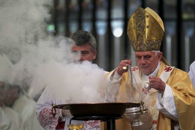 Podle představ církve a věřících teprve posvěcením kostela jsou v něm modlitby lépe vyslyšeny, neboť místo je "obýváno Boží přítomností" | Foto: Reuters