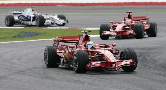 Obě Ferrari udrželi po startu GP Malajsie vedení. | Foto: Reuters