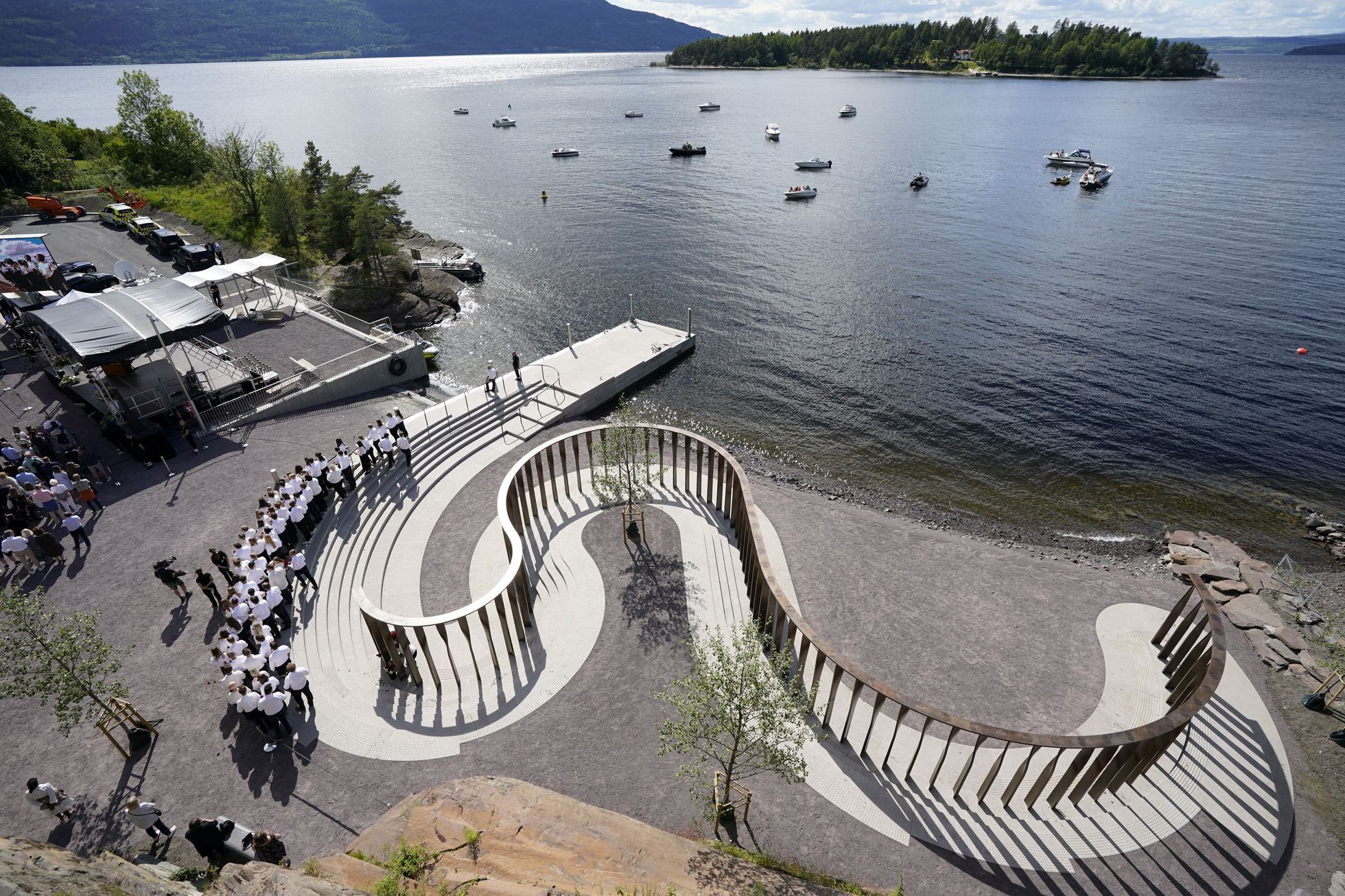 Note 77. Norge har åpnet et minnesmerke dedikert til ofrene til morderen Breivik