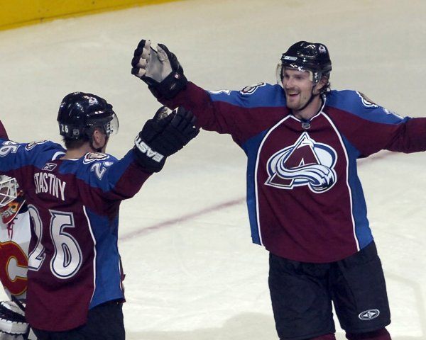 Paul Stastny z Colorada Avalanche slaví svůj druhý gól do branky Calgary Flames se svým nahrávačem večera, Milanem Hejdukem. | Foto: Reuters