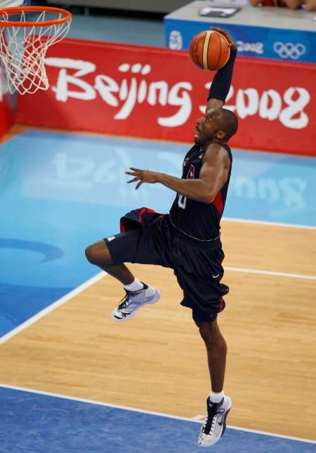 Kobe Bryant skóruje ve finálovém utkání olympijského turnaje proti basketbalistům Španělska. | Foto: Reuters