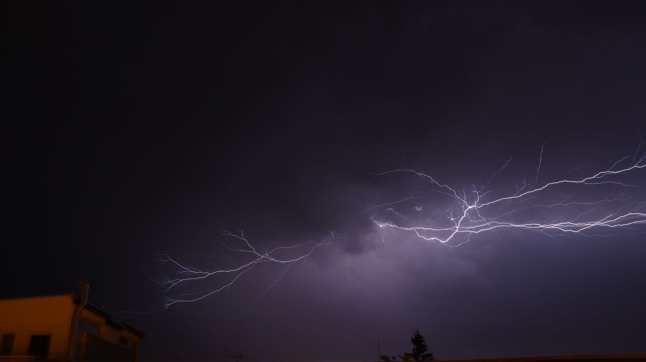 Pozor na bouřky a přívalové deště, varují meteorologové. | Aktuálně.cz