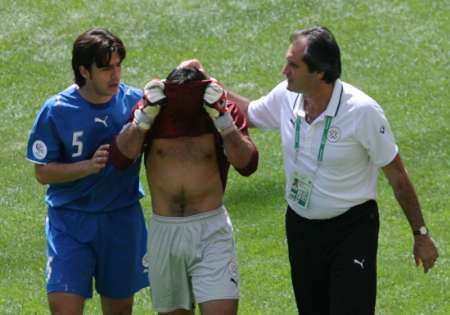 Zklamaný paraguayský brankář Justo Villar (uprostřed) už v 6. min. opouští kvůli zranění hřiště za stavu 1:0 pro Anglii. | Foto: Reuters