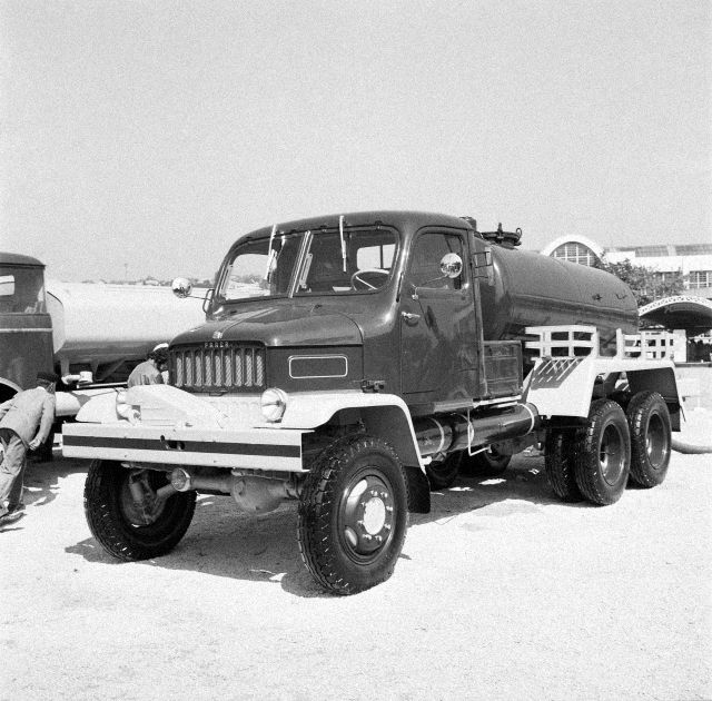 V dubnu 1953 začala sériová výroba automobilu, vyvinutého pro armádní použití, ale rychle se rozšiřujícího i v civilním sektoru. Jedna z civilních verzí, fekální vůz, je i na snímku. | Foto: ČTK/Mevald Karel