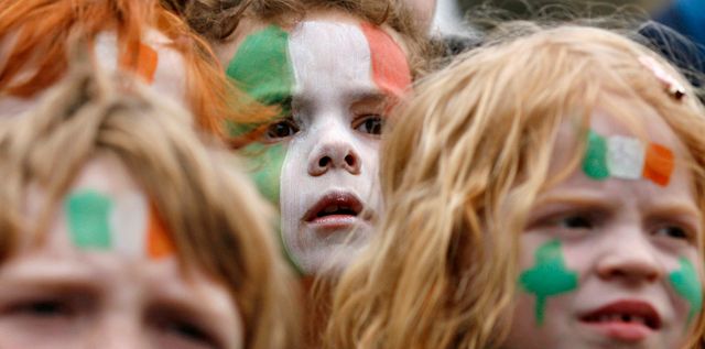 Zrzavé hlavy, oranžovo-bílo-zelené vlajky. Vítejte v Irsku. | Foto: Reuters